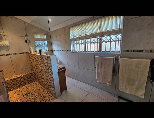 4 BEDROOM HOUSE FOR SALE IN FAIRVIEW